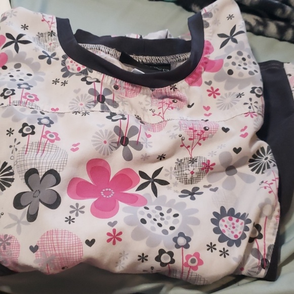 Cherokee scrub top - Picture 1 of 3